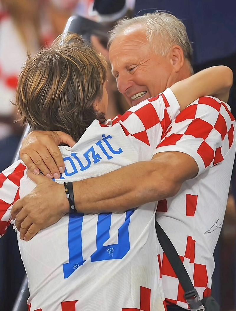 英超第14轮：切尔西1-3利兹联两场不胜 托辛失误送礼帕尔默复出