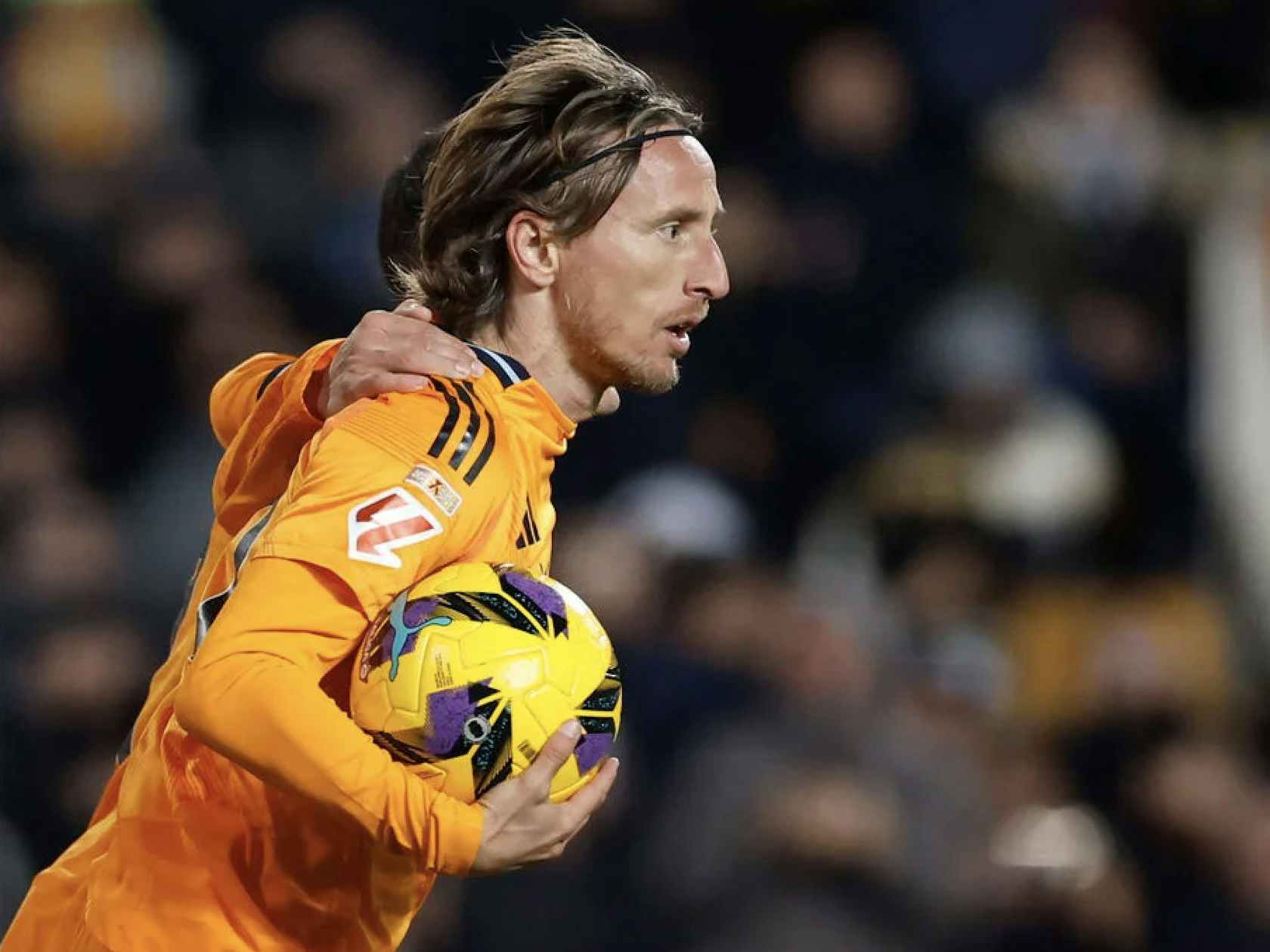 足球西甲豪门签下才华中场，合约长达七年