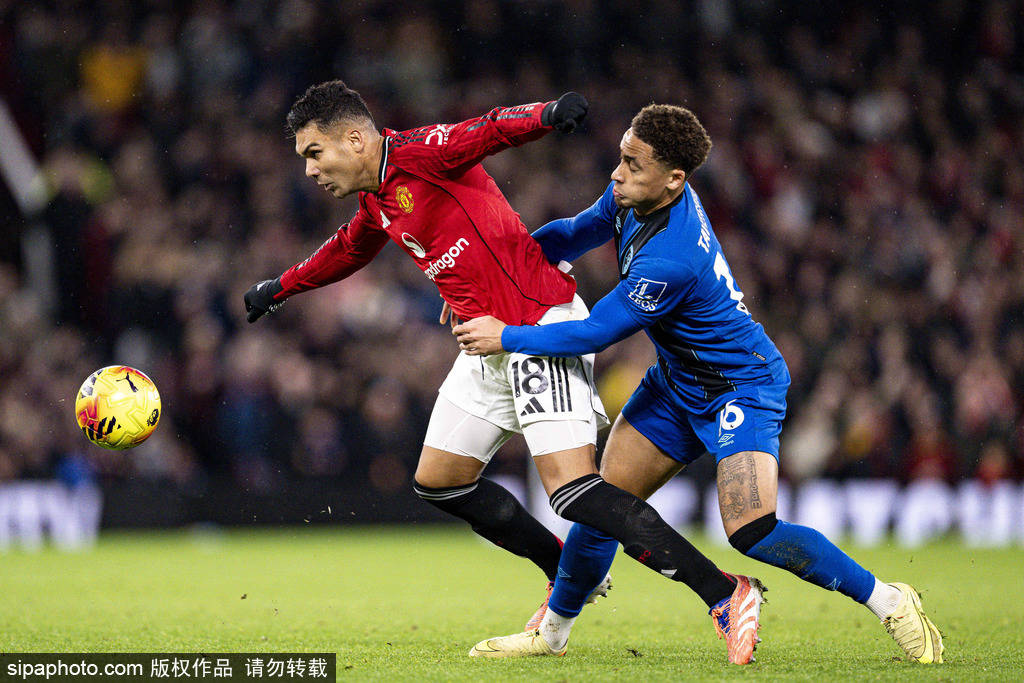 53岁齐达内夜游上海，与大妈踢毽子几分钟融入氛围，展现顶级球商